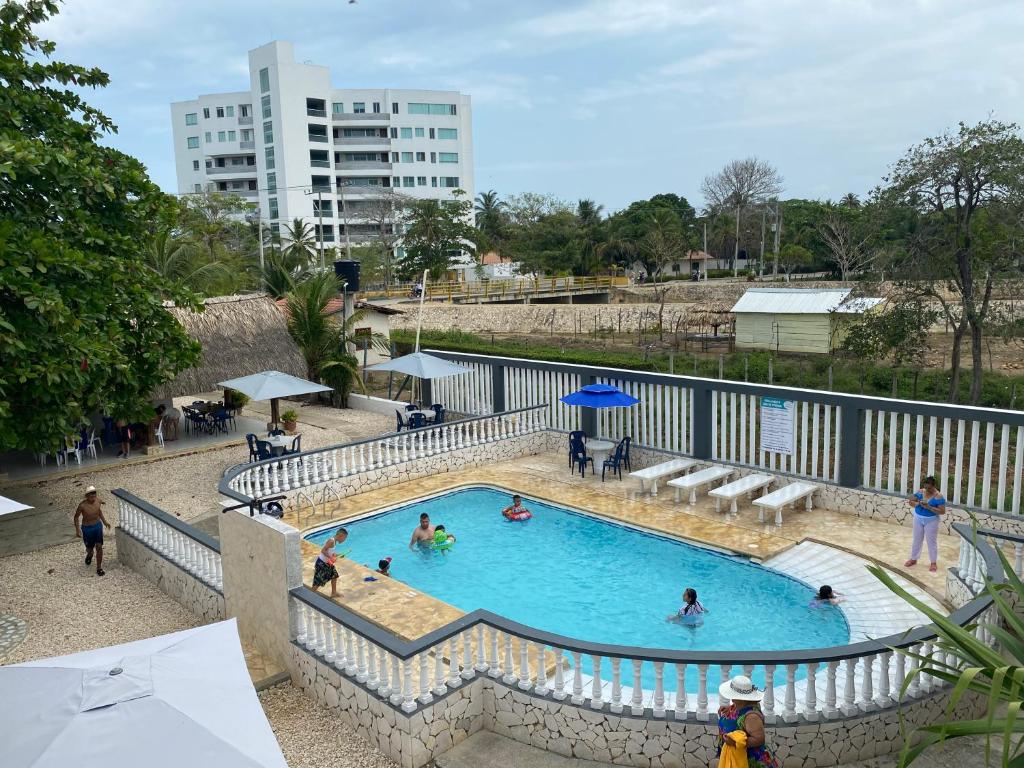 un grupo de personas en una piscina en Hotel Villa del Mar Coveñas en Coveñas