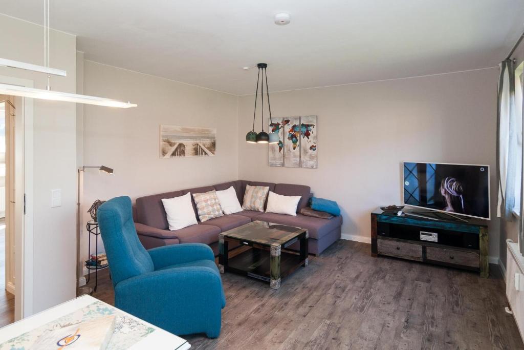 TV a/nebo společenská místnost v ubytování Berliner Ring 2/1