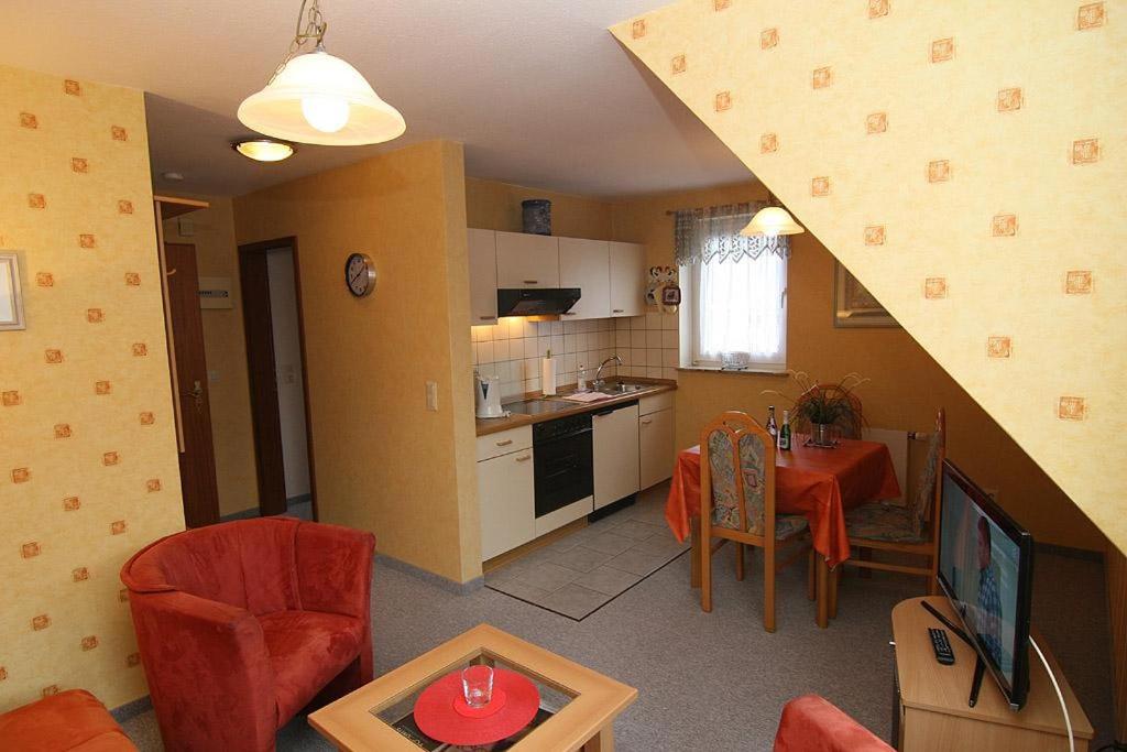 ein Wohnzimmer mit einer Küche und einem Esszimmer in der Unterkunft Haus Schumacher, Wohnung 1 in Hörnum