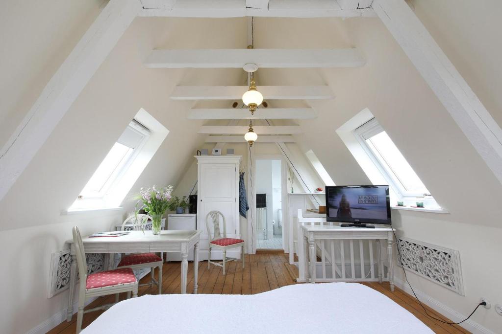 ヘルヌムにあるFerienwohnung Kiek Utの白い屋根裏部屋(テーブル、テレビ付)