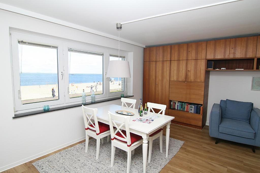 a dining room with a table and chairs and the beach at Watt´n Blick in Hörnum