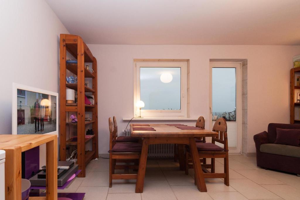 ein Esszimmer mit einem Holztisch und Stühlen in der Unterkunft Stranddüne in Hörnum