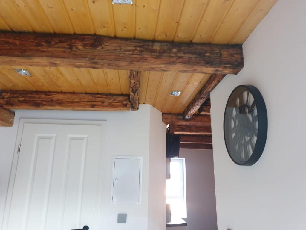 Zimmer mit einer weißen Tür und Holzdecken in der Unterkunft Ferienwohnung3 Grimma in Grimma