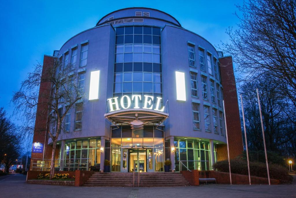 un edificio de hotel con la palabra hotel en él en Hotel Kiel by Golden Tulip, en Kiel