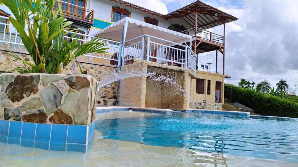 Casa con piscina y fuente de agua en Tarazá Casa Campestre, en Montenegro