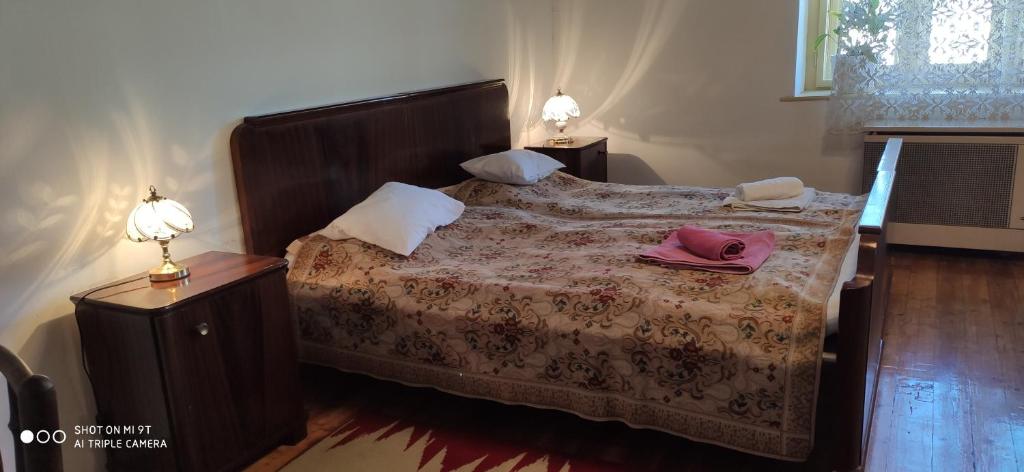 - une chambre avec un lit doté d'un chapeau dans l'établissement Teréz Háza, à Pázmánd