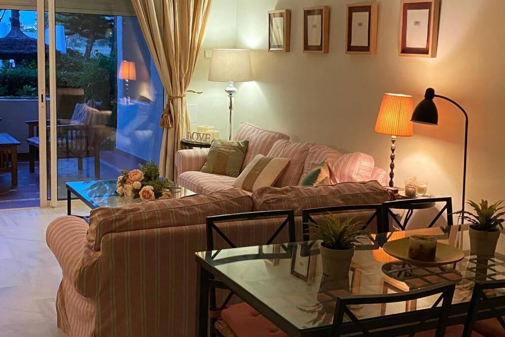 sala de estar con sofá y mesa en Apartamento en Playa del Infante (Costa Ballena), en Rota