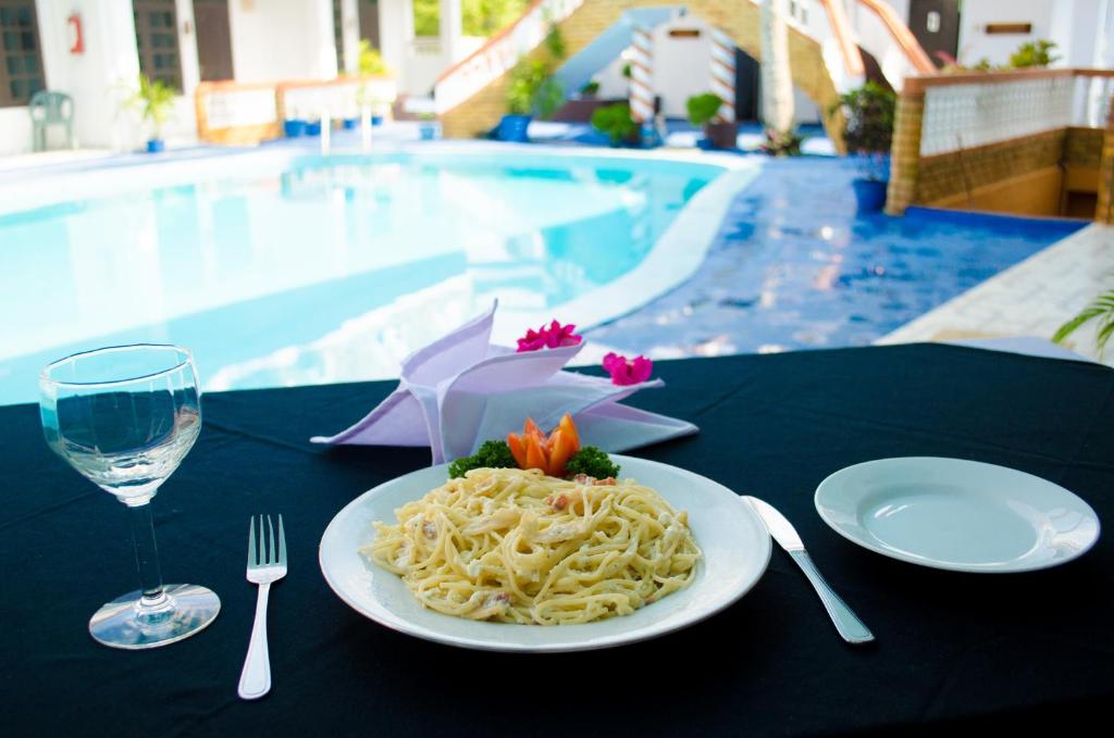 Bazén v ubytování Hotel Thai Lanka nebo v jeho okolí
