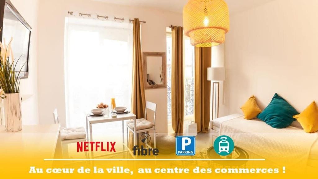 une pièce avec une chambre avec un lit et un miroir dans l'établissement Studio centre ville parking, à Marseille
