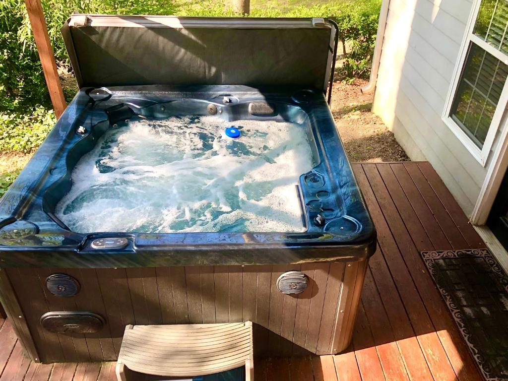 een hot tub op een terras in een tuin bij Luxurious Private Studio Get-away w/ Hot Tub & Koi Pond in Acworth