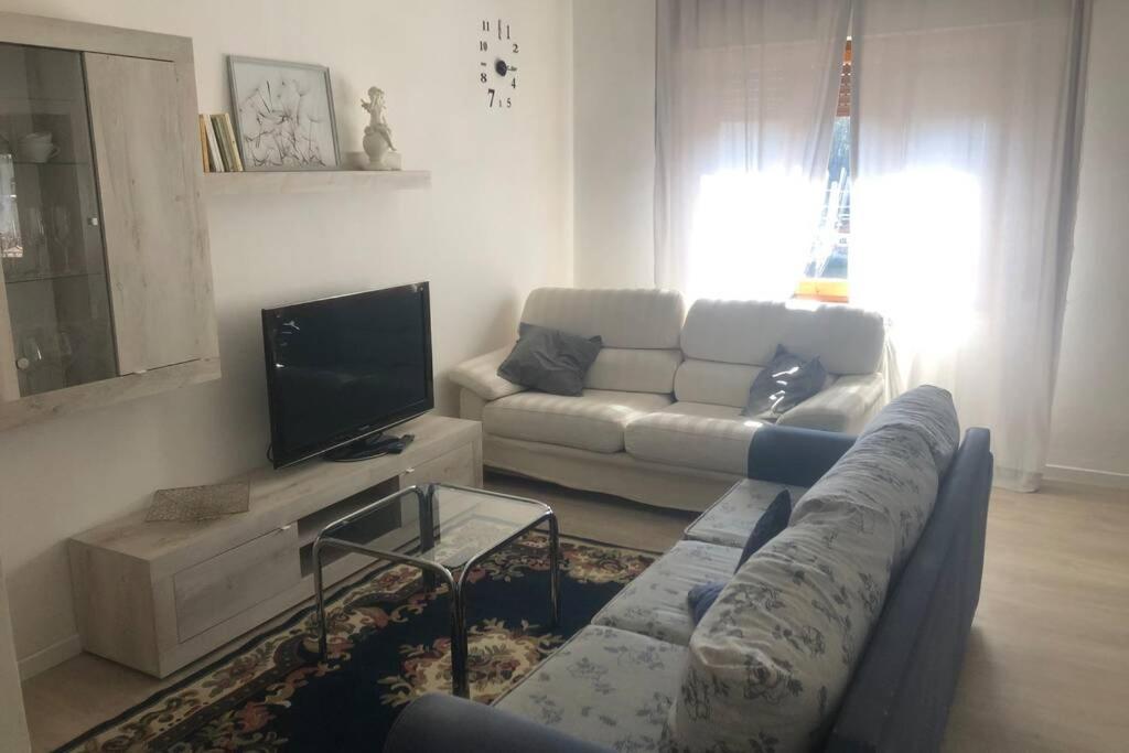 sala de estar con sofá y TV en Casa Nanda Badia Prataglia, en Badia Prataglia