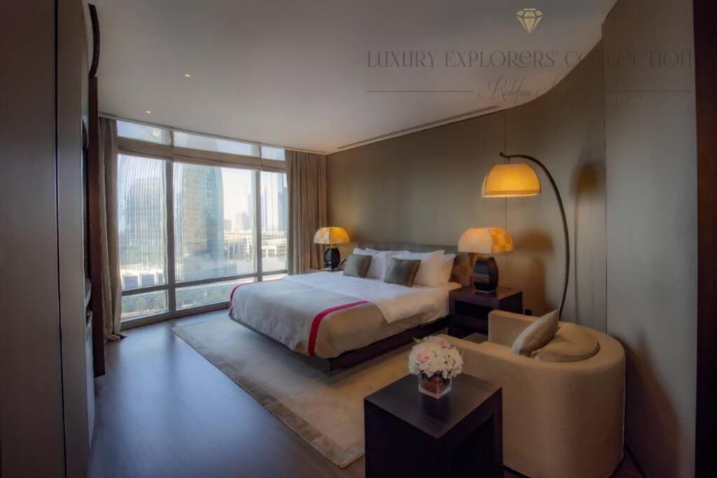 um quarto com uma cama grande e uma janela grande em 1BR Apartment at Armani Hotel Residence by Luxury Explorers Collection em Dubai