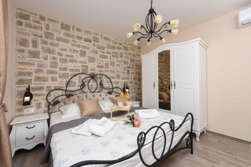 Posteľ alebo postele v izbe v ubytovaní Holiday home in Pridraga - Zadar Riviera 40832