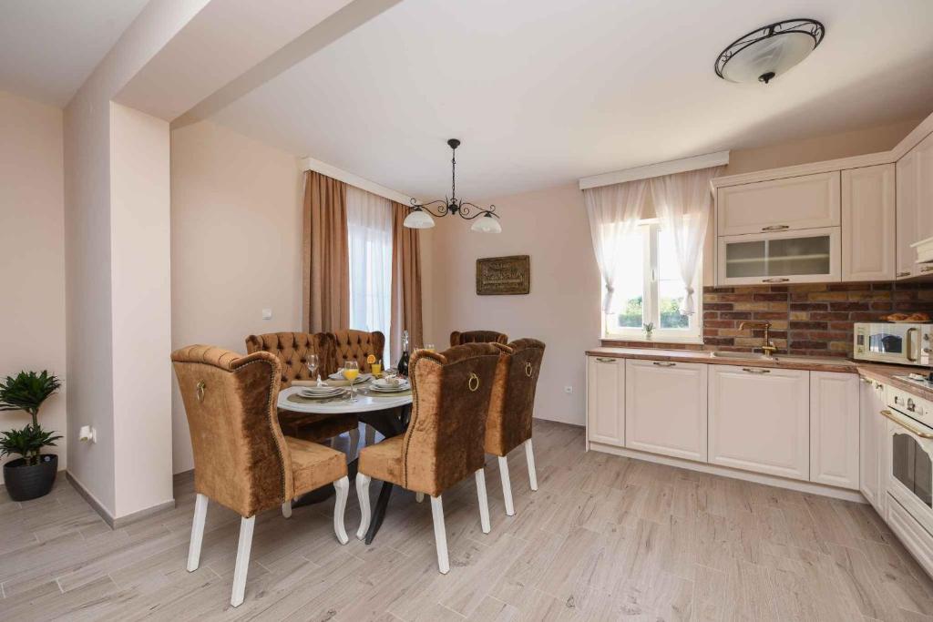 Kuchyňa alebo kuchynka v ubytovaní Holiday home in Pridraga - Zadar Riviera 40832