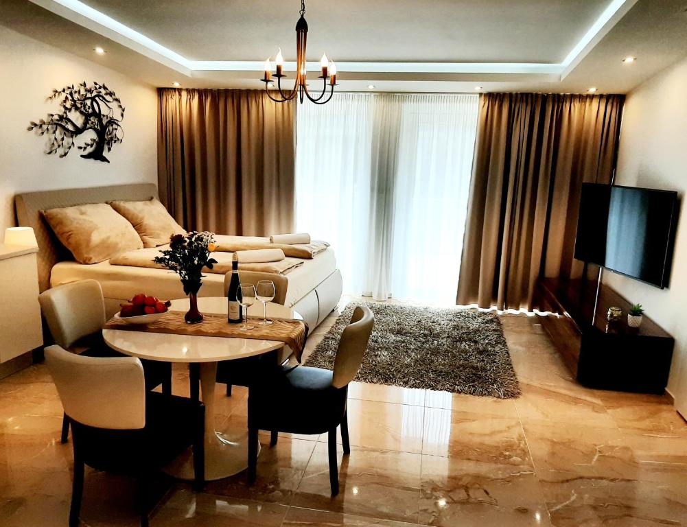ein Wohnzimmer mit einem Sofa und einem Tisch in der Unterkunft Nobless Apartments Holedná Brno in Brünn