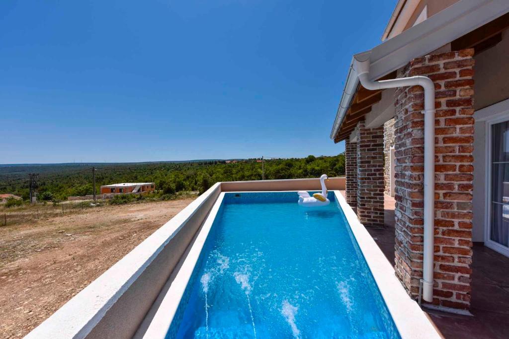 Bazén v ubytovaní Holiday home in Pridraga - Zadar Riviera 40832 alebo v jeho blízkosti