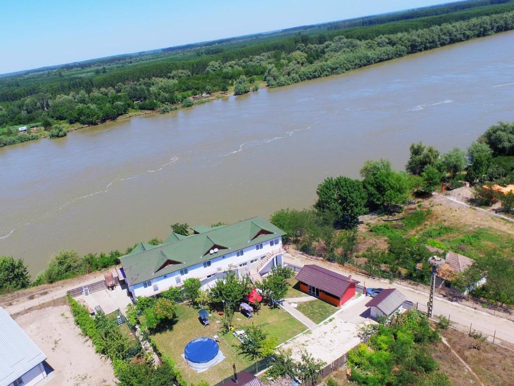 una vista aérea de una casa junto a un río en Pensiunea Zelezneac, en Carasuhatul-de-Sus