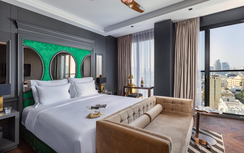 um quarto com uma cama grande e uma janela grande em Debrah Brown, a member of Brown Hotels em Tel Aviv