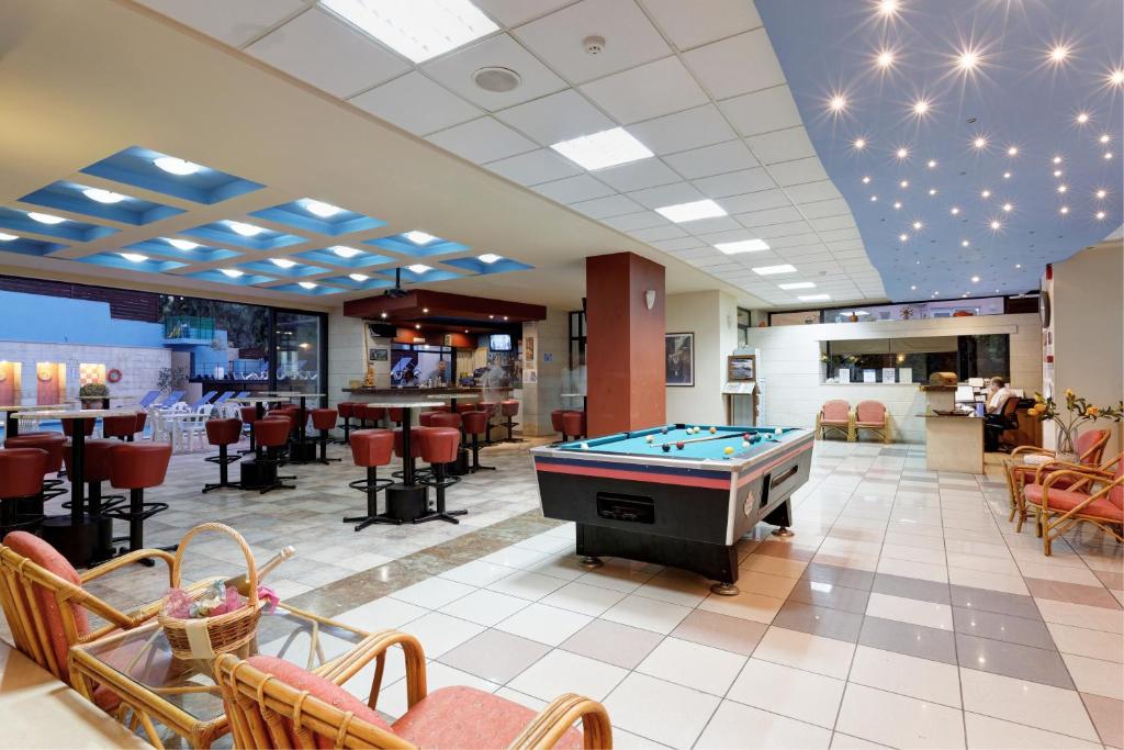 Biliár nebo kulečník v ubytování Agrabella Hotel