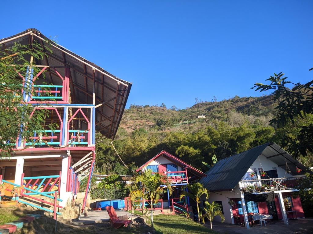 un gruppo di case con una montagna sullo sfondo di Casa de Campo La Prosperidad a Bobadilla