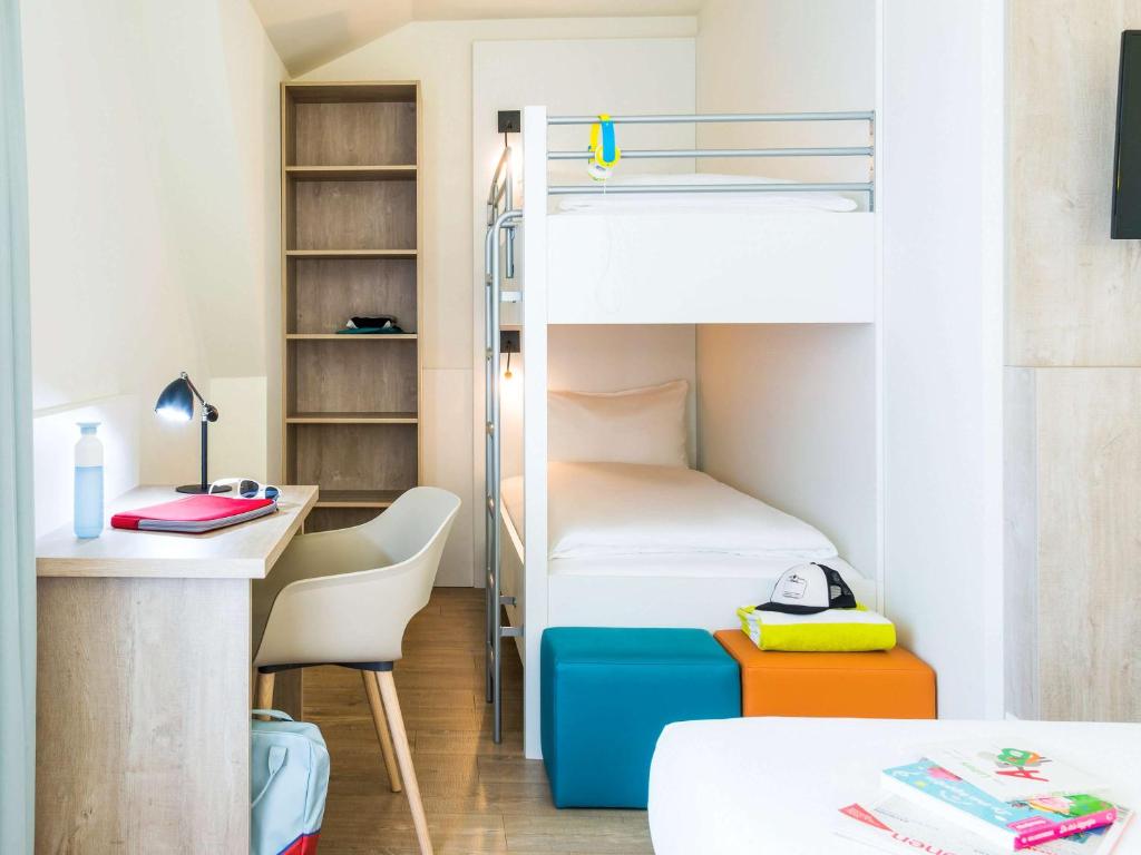 Postel nebo postele na pokoji v ubytování ibis Styles Nieuwpoort