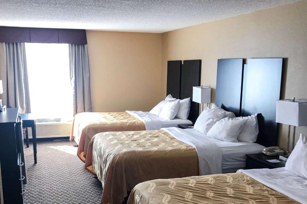 Quality Inn & Suites Mendota near I-39 - Queen Kamer Met 3 Queensize Bedden – Niet-Rokers