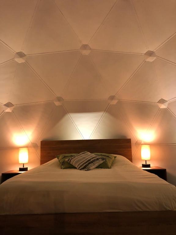 Postel nebo postele na pokoji v ubytování MAUNA Glamping