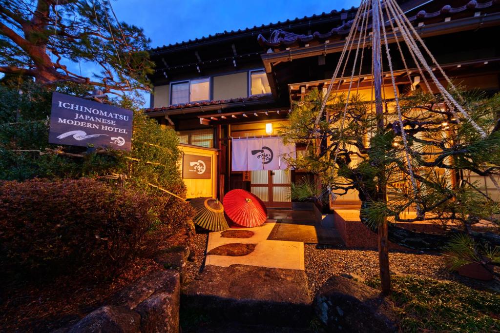 高山的住宿－Ichinomatsu Japanese Modern Hotel，前面有标志的建筑
