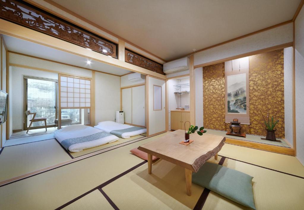 Llit o llits en una habitació de Ichinomatsu Japanese Modern Hotel