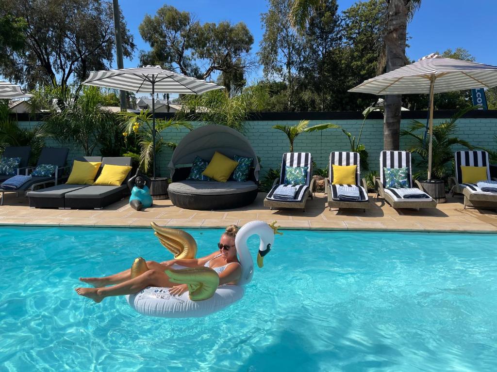 una mujer montando una sirena en una piscina en Mulwala Resort en Mulwala