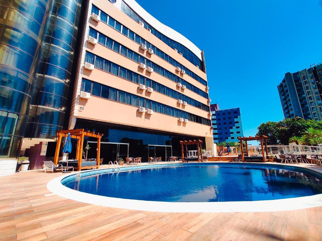 una grande piscina di fronte a un edificio di Continental Inn a Foz do Iguaçu