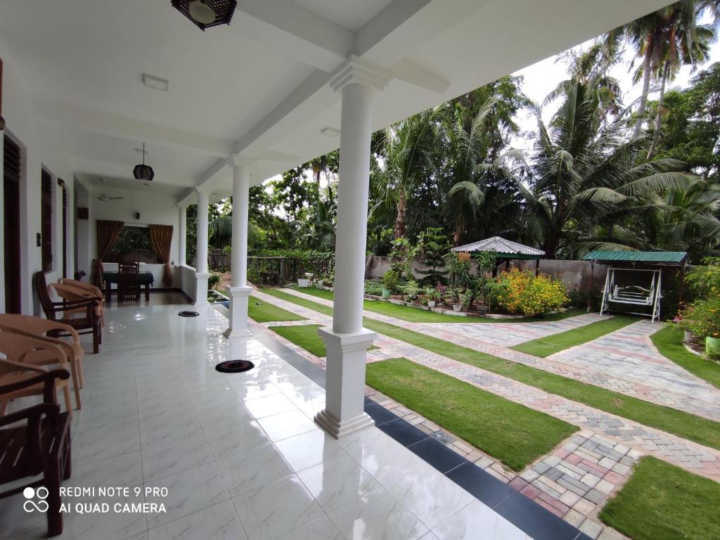 Zahrada ubytování Geethani Tourist Home Polonnaruwa