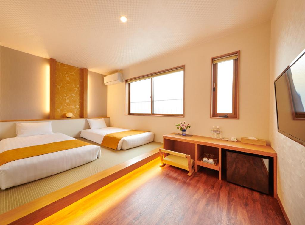 Llit o llits en una habitació de Ichinomatsu Japanese Modern Hotel