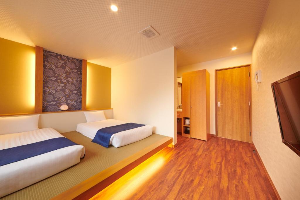 Llit o llits en una habitació de Ichinomatsu Japanese Modern Hotel