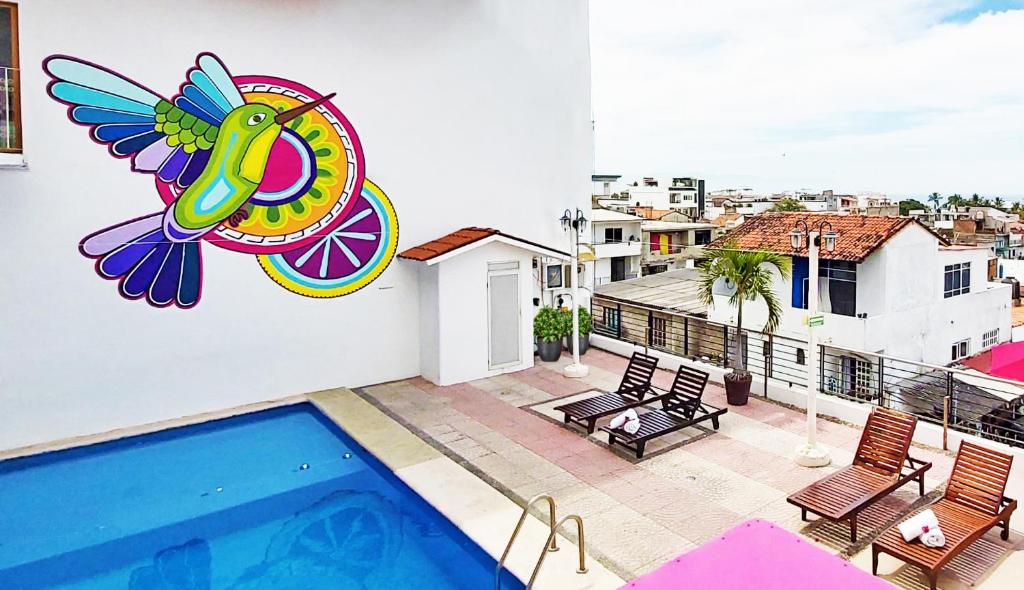 Una casa con un cuadro a un lado. en Hotel Paloma del Mar, en Puerto Vallarta