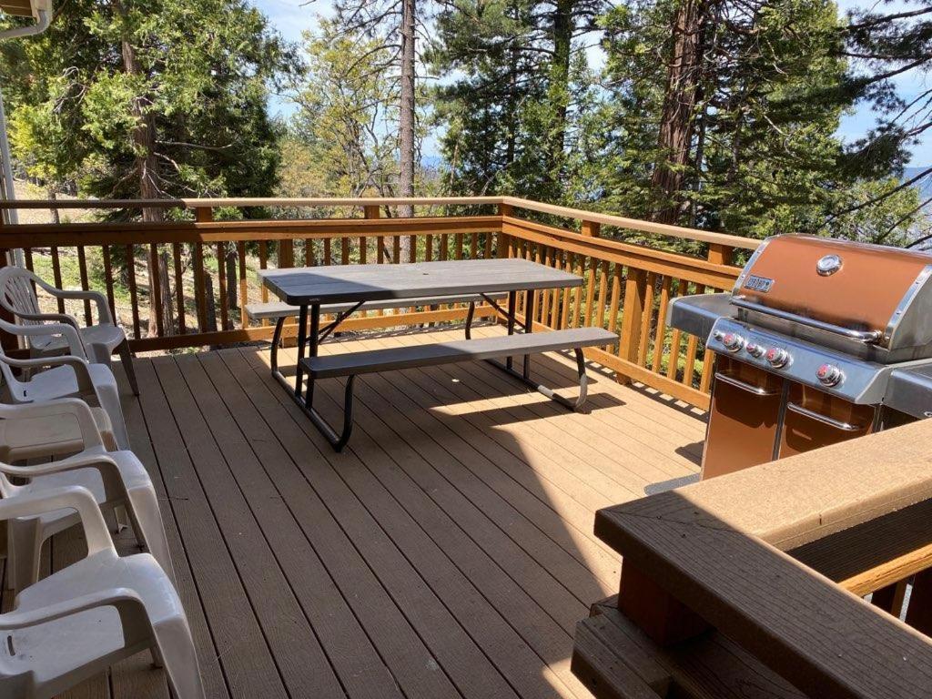 una mesa de picnic y una parrilla en una terraza de madera en Mystic Views, en Yosemite West