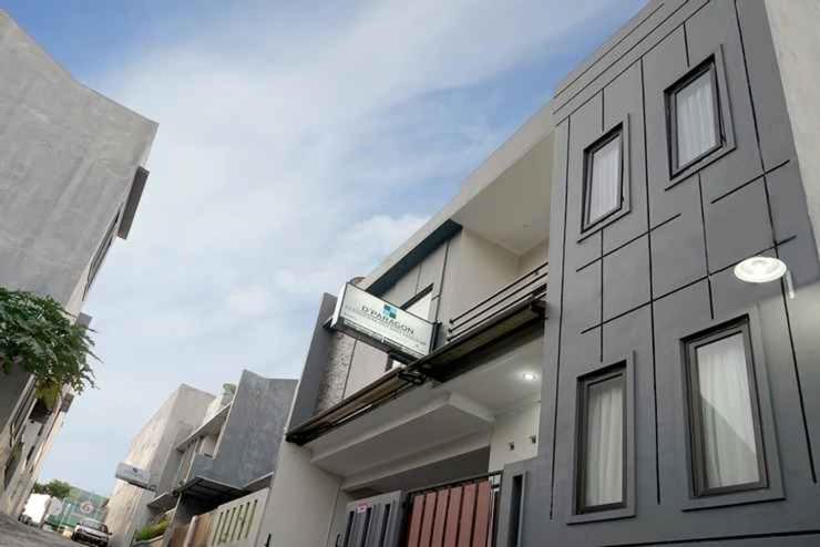 ein Gebäude mit einem Schild an der Seite in der Unterkunft DPARAGON PAMELA 4 in Yogyakarta