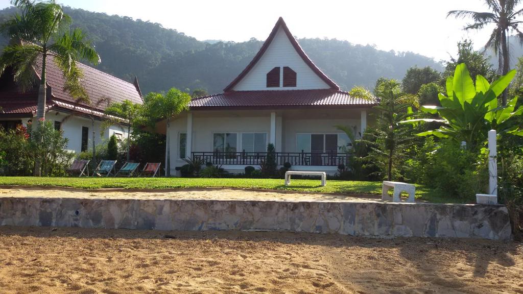 een huis op het strand met bij Peony Villa, 3 Bedroom Beachfront Pool Villa in Ko Chang