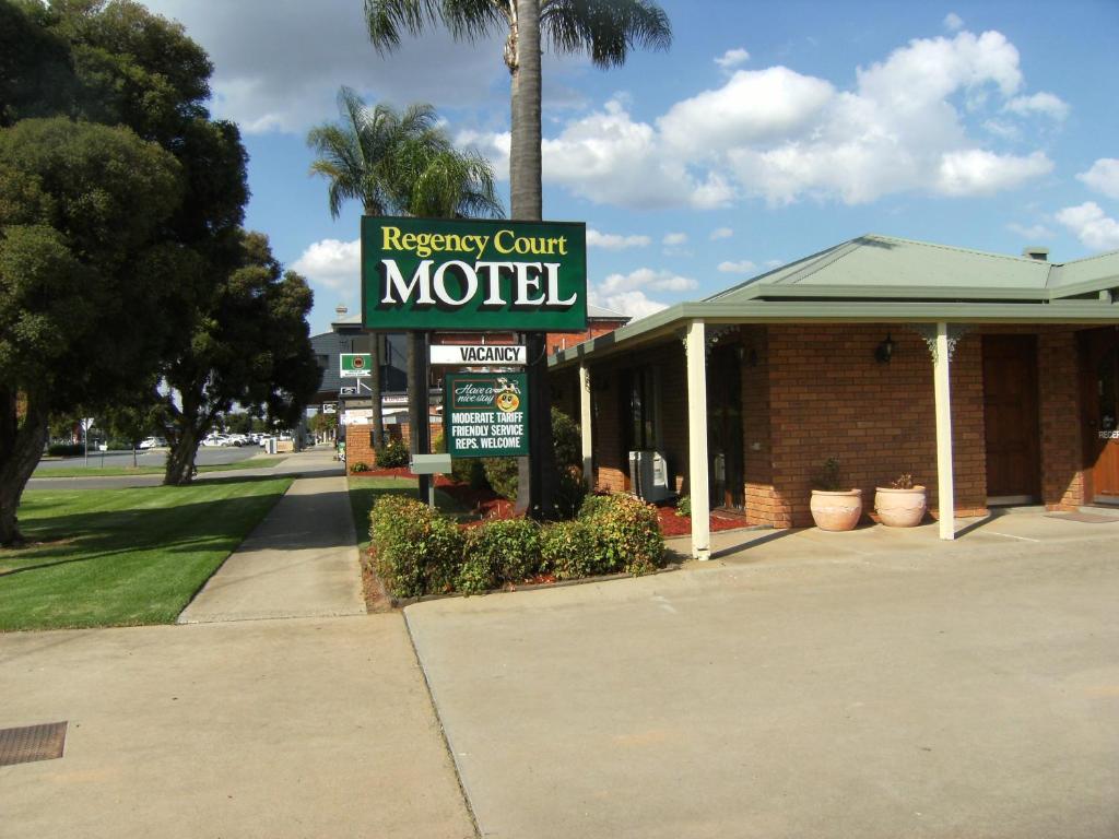 ein Motel mit einem Schild, das Registrierungs-Court-Motel liest in der Unterkunft Regency Court Motel in Cobram