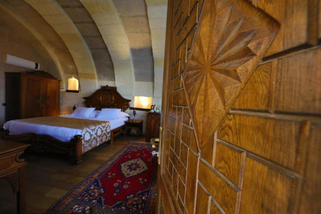Postel nebo postele na pokoji v ubytování Eyes Of Cappadocia Cave Hotel