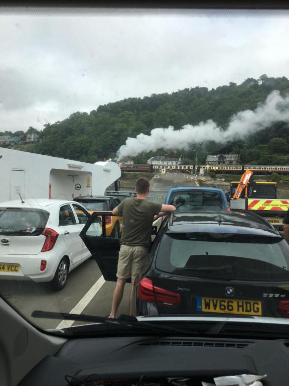 een man die de kofferbak van een auto opent op een parkeerplaats bij Moonlight Ridge in Dartmouth