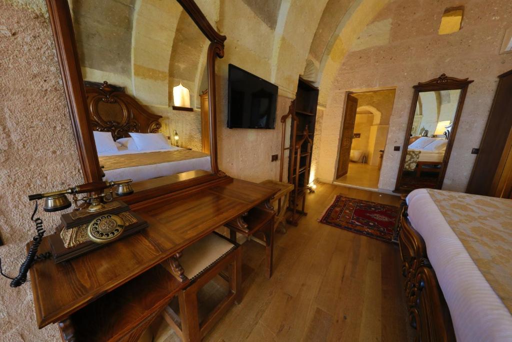 Postel nebo postele na pokoji v ubytování Eyes Of Cappadocia Cave Hotel