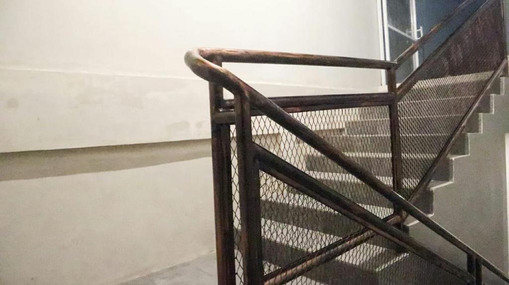 una escalera de caracol metálica en un edificio en DPARAGON BEO, en Yogyakarta