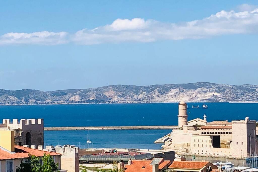 - une vue sur la ville, l'eau et les bâtiments dans l'établissement Studio vue mer dans le quartier de saint Victor, à Marseille