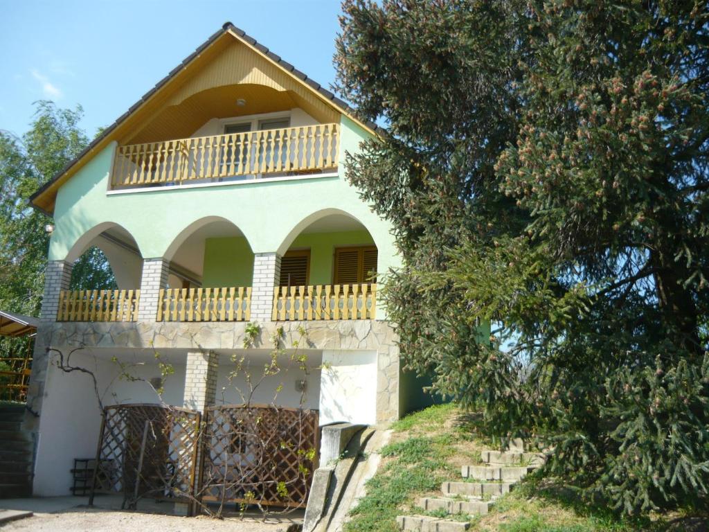 ein Haus mit Balkon auf einem Hügel in der Unterkunft Kámán Pince in Alsópáhok