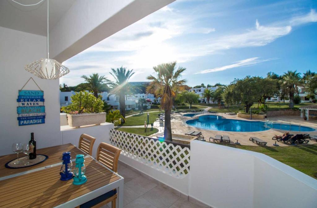 d'un balcon avec vue sur la piscine. dans l'établissement Beach House Apartment - Luxurious & Pool View & Golf & Tennis Court, à Albufeira