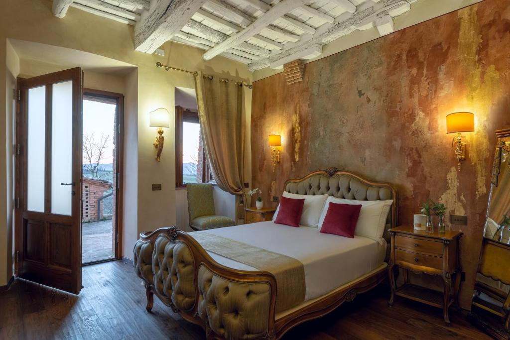 Postel nebo postele na pokoji v ubytování Il Miraggio in Val d'Orcia Relais & Spa