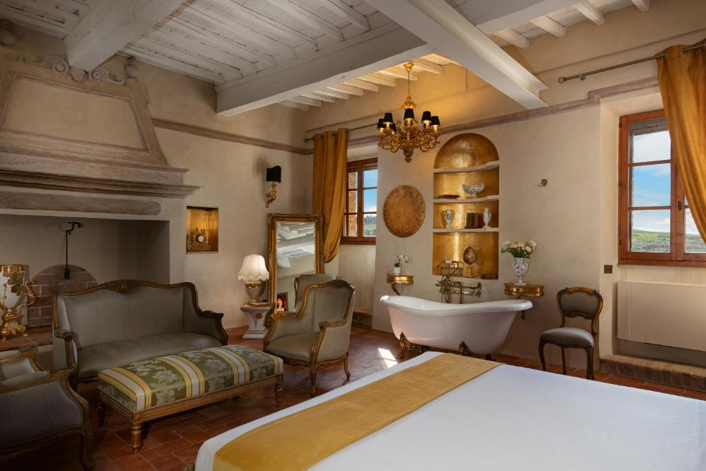Postel nebo postele na pokoji v ubytování Il Miraggio in Val d'Orcia Relais & Spa