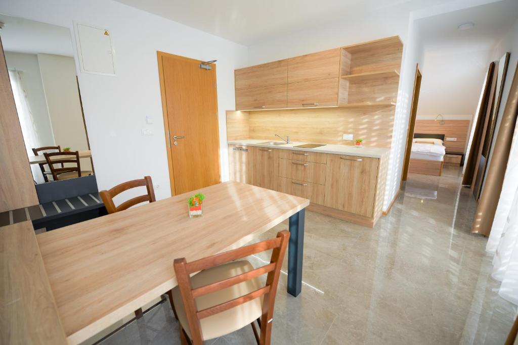 Kuchyň nebo kuchyňský kout v ubytování HOTEL BARON