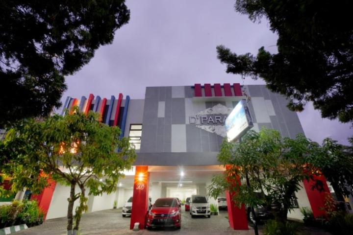 a car dealership with cars parked in front of it at DPARAGON SONGGOLANGIT in Malang